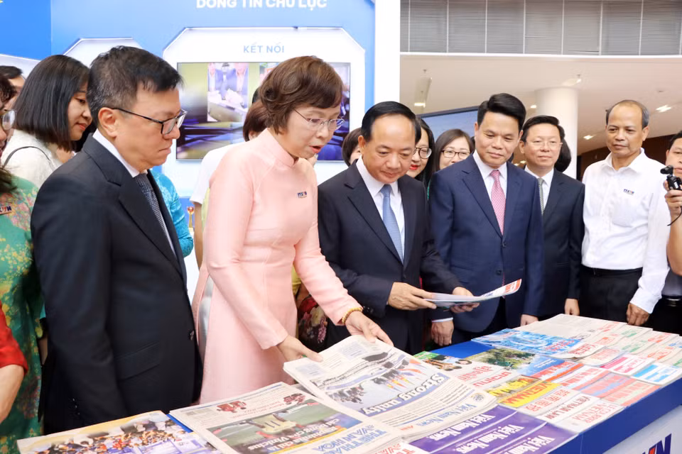 VNA Director General Vu Viet Trang (second, left) introduces VNA publications to Trinh Van Quyet, Politburo member, Secretary of the Party Central Committee and Chairman of the Party Central Committee’s Commission for Information, Education and Mass Mobilisation, along with leaders of the Vietnam Journalists Association and the Hai Phong Party Committee. (Photo: Manh Tu/VNA)