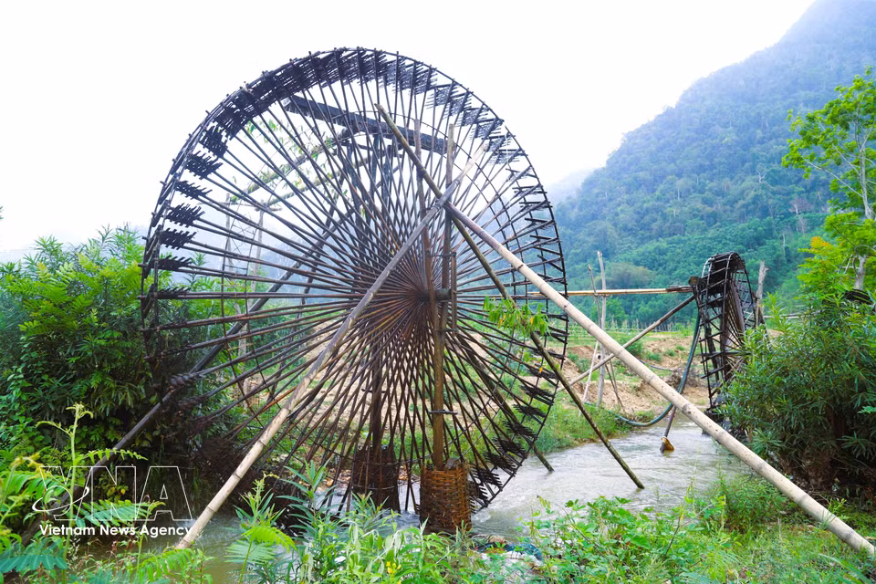 In Binh Chuan commune, locals have crafted and used these giant water wheels to continuously lift water from streams to irrigate fields through a natural flow system. (Photo: Xuan Tien – VNA)