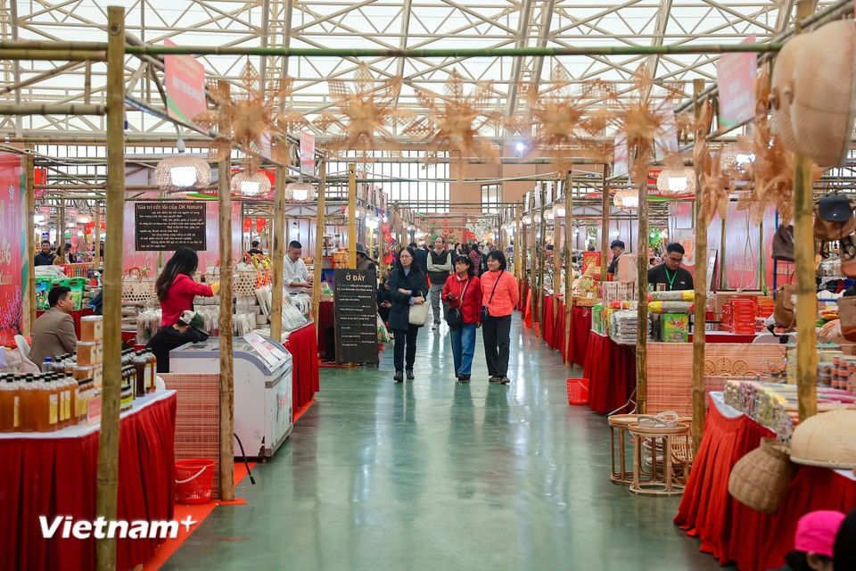 The “Tet Sum Vay” (Tet Reunion) zone showcases a range of products from traditional craft villages, such as ceramics, mother-of-pearl inlay, lacquerware, bamboo and rattan crafts, and gold-thread embroidery. (Photo: Hoai Nam/Vietnam+)