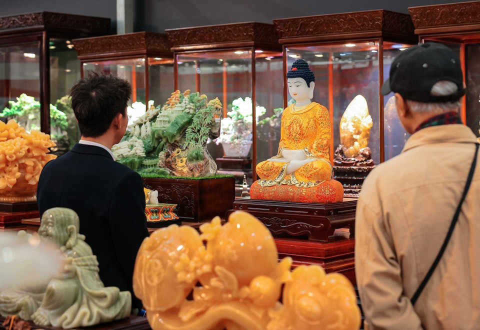 Visitors view finely carved sculptures made from precious jade at Spring Fair 2026. (Photo: Hoang Hieu – VNA)