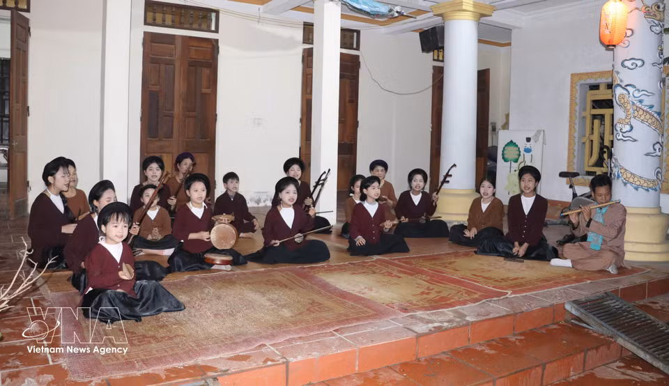 Xam singing clubs in Yen Tu commune provide a space where traditional Xam melodies are preserved, practised and systematically passed down to younger generations. (Photo: Thuy Dung/VNA)