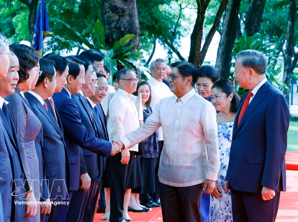 Philippine President Ferdinand Romualdez Marcos Jr. greets members of the high-level Vietnamese delegation at the welcome ceremony. (Photo: Thong Nhat – VNA)