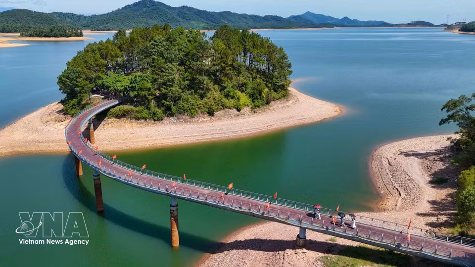 A bridge leads to the island where the memorial temple dedicated to late Party General Secretary Le Duan is located. (Photo: Huu Quyet - VNA)