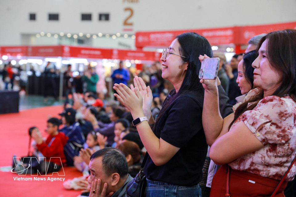 The art programme draws strong interest from the public and visitors at Spring Fair 2026. (Photo: Khanh Hoa – VNA)