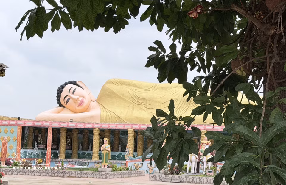 The 100m-long reclining Buddha statue entering Nirvana at Serey Meang Kol Sa Kor Pagoda in An Giang province. (Photo: Thanh Sang – VNA)