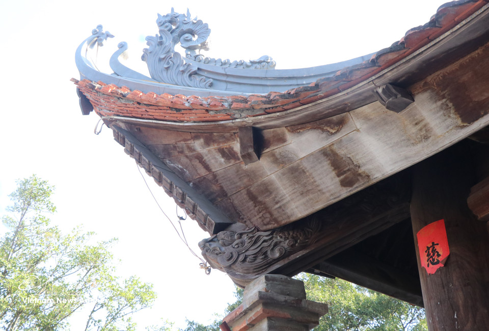 Intricately carved lion and dragon motifs decorate Dong Ky communal house. (Photo: Thanh Thuong – VNA)