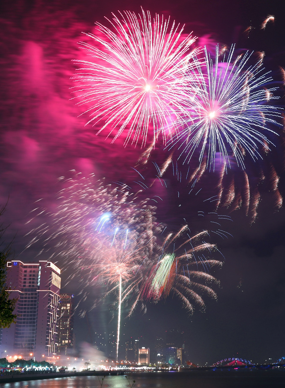 Da Nang city sets off fireworks to welcome the New Year 2026. (Photo: Tran Le Lam – VNA)