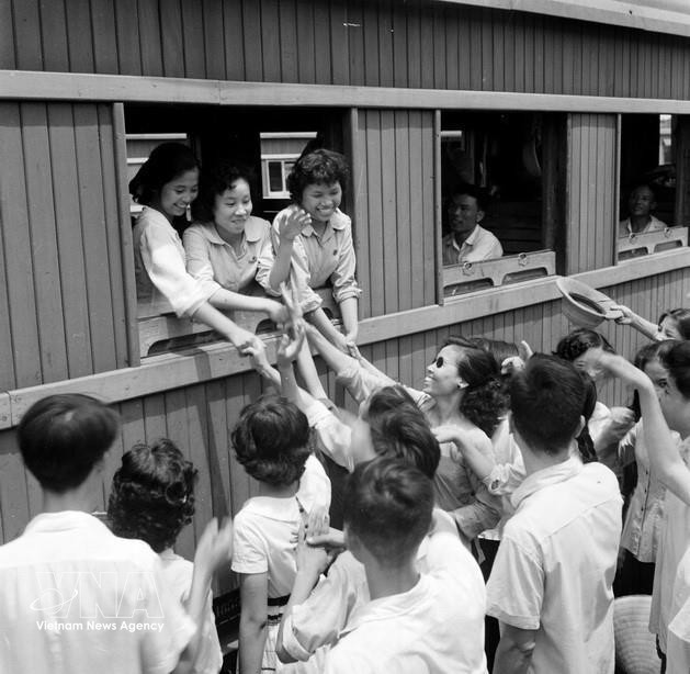 Responding to the Party’s call to develop mountainous areas, Hanoi youth volunteer to work at production facilities in Ninh Binh province (1964). (Photo: VNA)