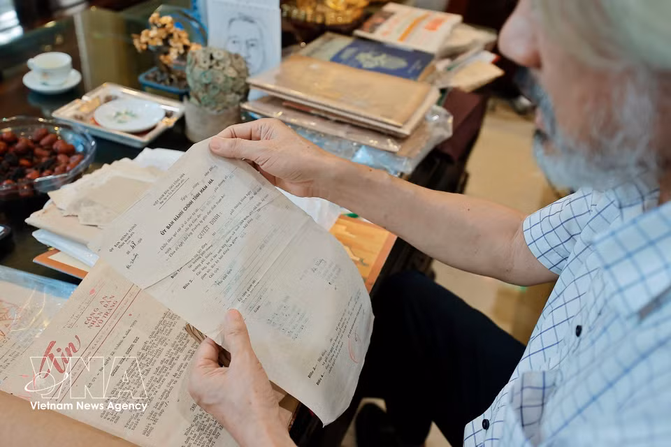 Since 2016, Mr. Dung has continued the work started by his father, expanding the family’s newspaper archive and traveling across the country in pursuit of his passion for collecting printed newspapers. (Photo: Minh Quyet/VNA)