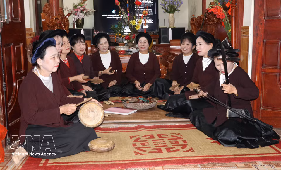 Members of the Long Market Xam Troupe in Yen Tu commune meet regularly, creating opportunities to exchange experiences, strengthen community ties and nurture a lasting passion for traditional performing arts. (Photo: Thuy Dung/VNA)