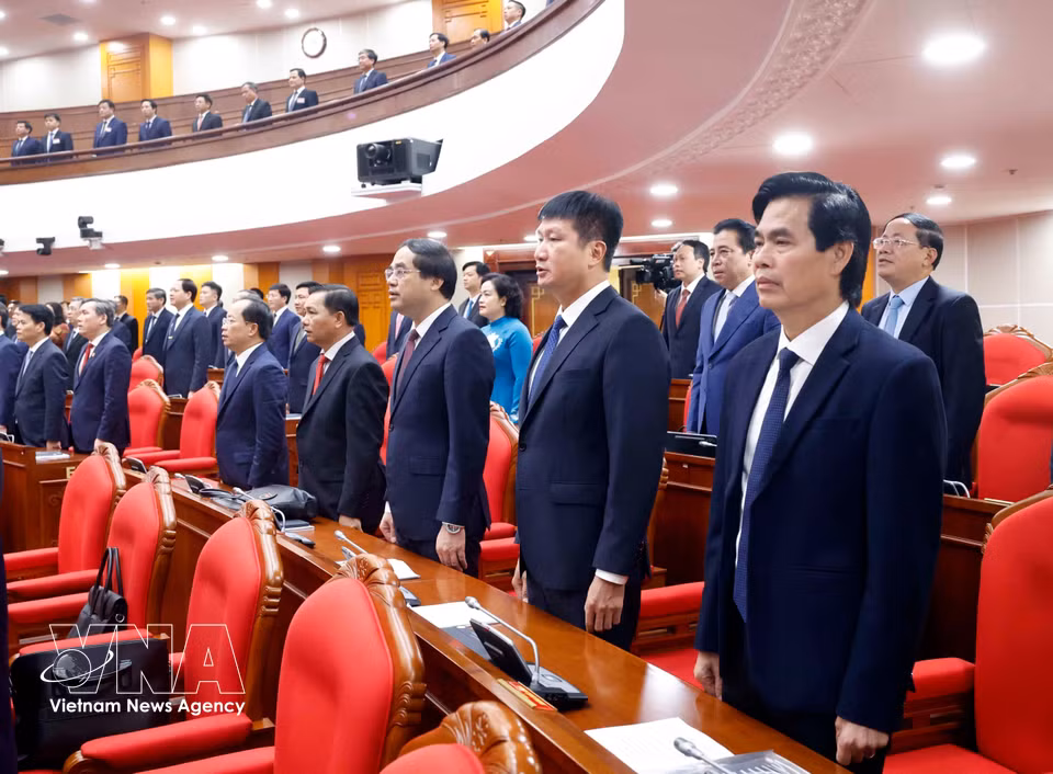 Delegates attend the flag salute ceremony at the closing session of the third meeting of the 14th Party Central Committee. (Photo: Thong Nhat/VNA)