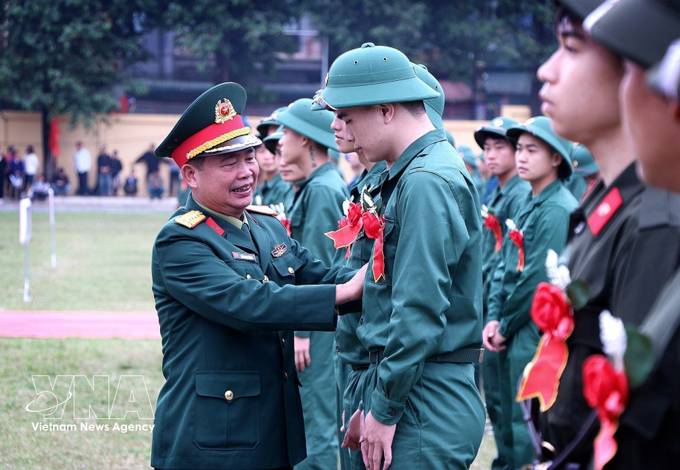 Leaders of the Phu Tho Provincial Military Command encourage young people as they leave to join the military. (Photo: Thanh Hai – VNA)