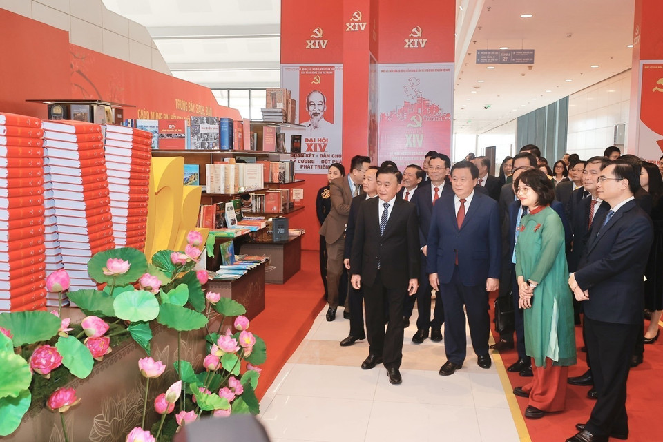 Politburo member and Standing member of the Party Central Committee’s Secretariat Tran Cam Tu and Party and State leaders visit the book and newspaper exhibition. (Photo: Minh Quyet - VNA)