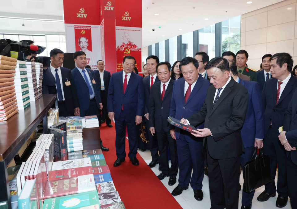 Politburo member and Standing member of the Party Central Committee’s Secretariat Tran Cam Tu and Party and State leaders visit the book and newspaper exhibition. (Photo: Minh Quyet - VNA)