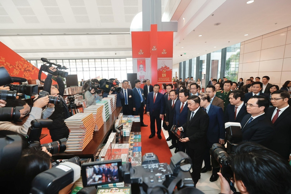 Politburo member and Standing member of the Party Central Committee’s Secretariat Tran Cam Tu and Party and State leaders visit the book and newspaper exhibition. (Photo: Minh Quyet - VNA)