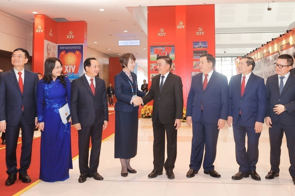 Politburo member and Standing member of the Party Central Committee’s Secretariat Tran Cam Tu and Party and State leaders visit the photo exhibition “Under the Party’s Flag, the Nation Enters a New Era,” organised by the Vietnam News Agency. (Photo: Thanh Tung - VNA)
