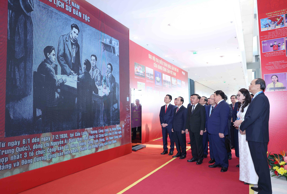 Politburo member and Standing member of the Party Central Committee’s Secretariat Tran Cam Tu and Party and State leaders visit the photo exhibition “Under the Party’s Flag, the Nation Enters a New Era,” organised by the Vietnam News Agency. (Photo: Thanh Tung - VNA)