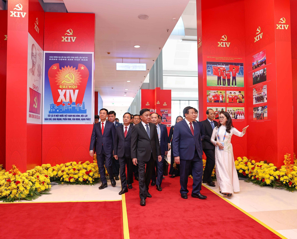 Politburo member and Standing member of the Party Central Committee’s Secretariat Tran Cam Tu and Party and State leaders visit the photo exhibition “Under the Party’s Flag, the Nation Enters a New Era,” organised by the Vietnam News Agency. (Photo: Thanh Tung - VNA)
