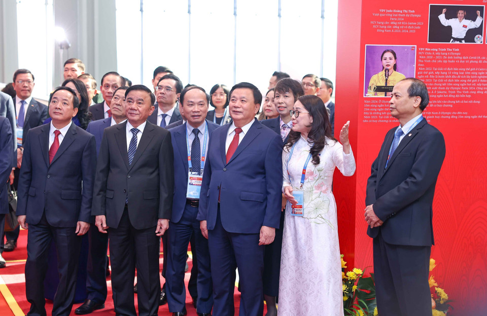 Politburo member and Standing member of the Party Central Committee’s Secretariat Tran Cam Tu and Party and State leaders visit the photo exhibition “Under the Party’s Flag, the Nation Enters a New Era,” organised by the Vietnam News Agency. (Photo: Thanh Tung - VNA)