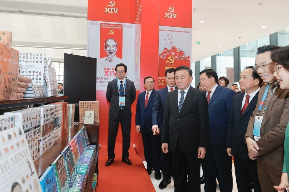 Politburo member and Standing member of the Party Central Committee’s Secretariat Tran Cam Tu and Party and State leaders visit the book and newspaper exhibition. (Photo: Minh Quyet - VNA)