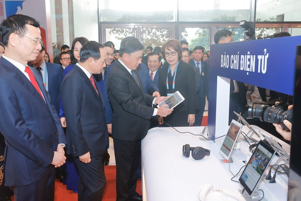 Politburo member and Standing member of the Party Central Committee’s Secretariat Tran Cam Tu and delegates visit the book and newspaper exhibition area serving the Congress. (Photo: Phuong Hoa - VNA)