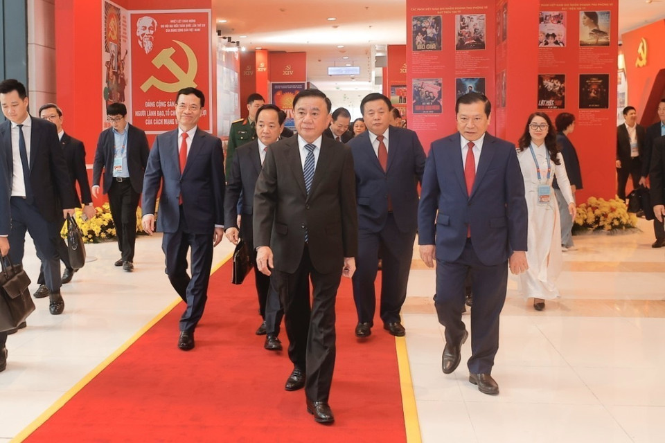 Politburo member and Standing member of the Party Central Committee’s Secretariat Tran Cam Tu and Party and State leaders visit the photo exhibition “Under the Party’s Flag, the Nation Enters a New Era,” organised by the Vietnam News Agency. (Photo: Thanh Tung - VNA)
