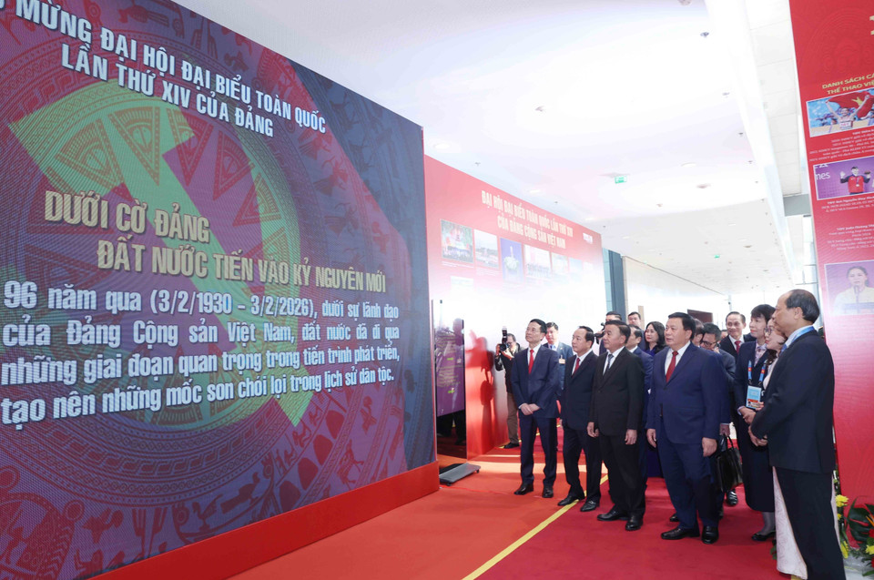 Politburo member and Standing member of the Party Central Committee’s Secretariat Tran Cam Tu and Party and State leaders visit the photo exhibition “Under the Party’s Flag, the Nation Enters a New Era,” organised by the Vietnam News Agency. (Photo: Thanh Tung - VNA)