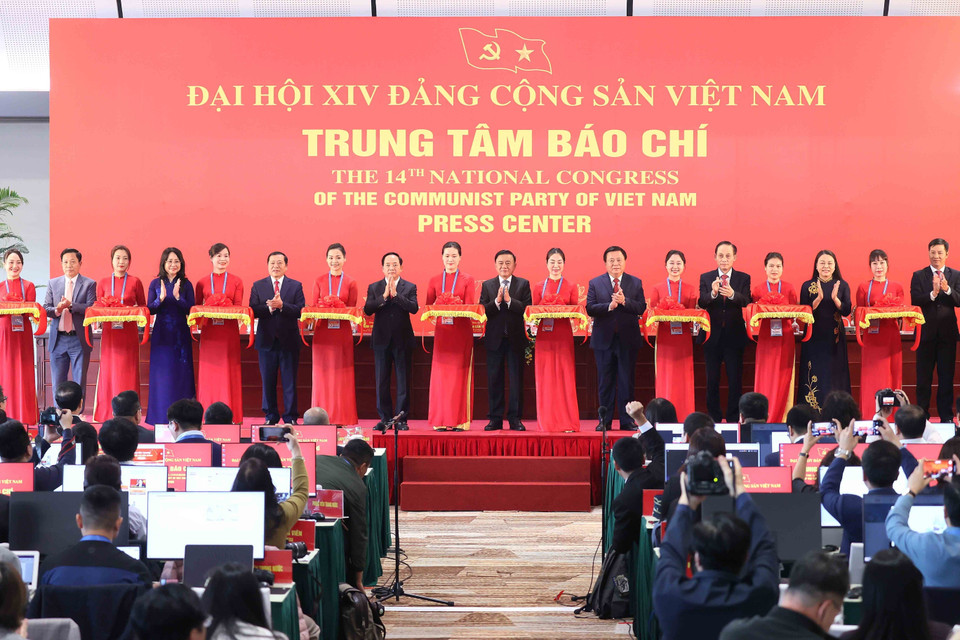 Politburo member and Standing member of the Party Central Committee’s Secretariat Tran Cam Tu and delegates perform the ribbon-cutting ceremony to inaugurate the Press Centre for the 14th National Party Congress. (Photo: An Dang - VNA)