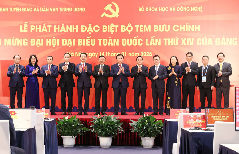 Delegates pose for a commemorative photo at the special release ceremony of the postage stamp set “Celebrating the 14th National Party Congress.” (Photo: An Dang - VNA)