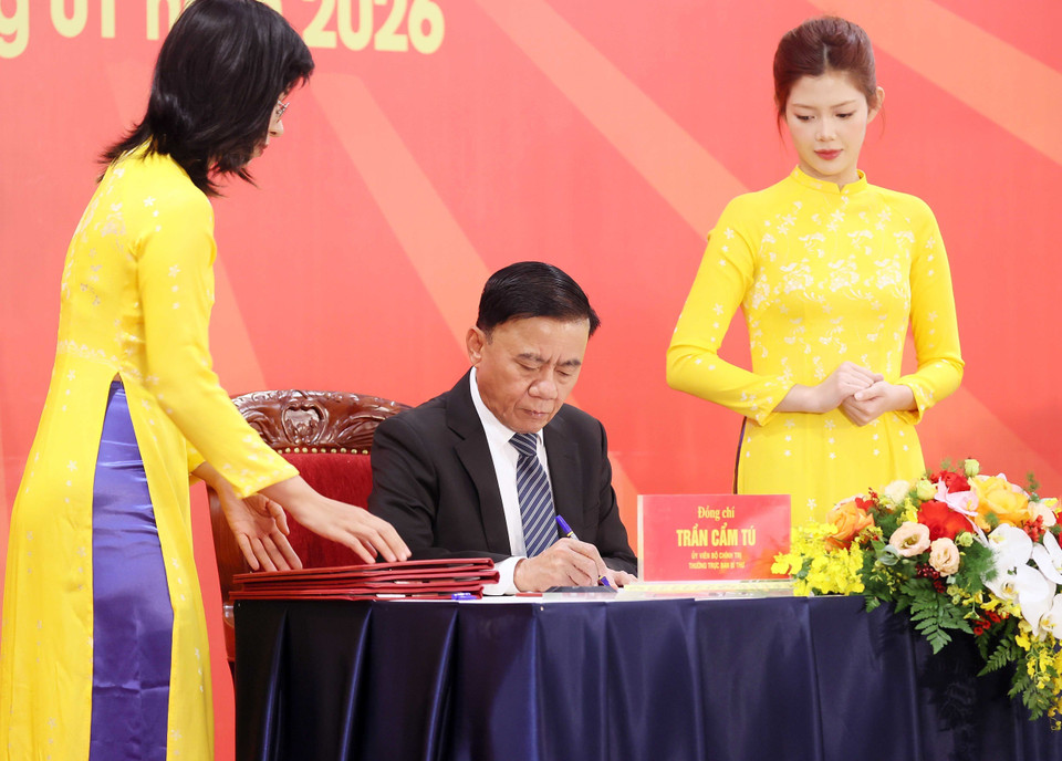 Politburo member and Standing Member of the Party Central Committee’s Secretariat Tran Cam Tu signs the special release of the postage stamp set. (Photo: An Dang - VNA)