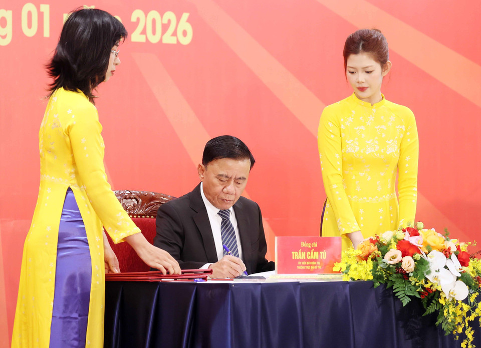 Politburo member and Standing Member of the Party Central Committee’s Secretariat Tran Cam Tu signs the special release of the postage stamp set. (Photo: An Dang - VNA)