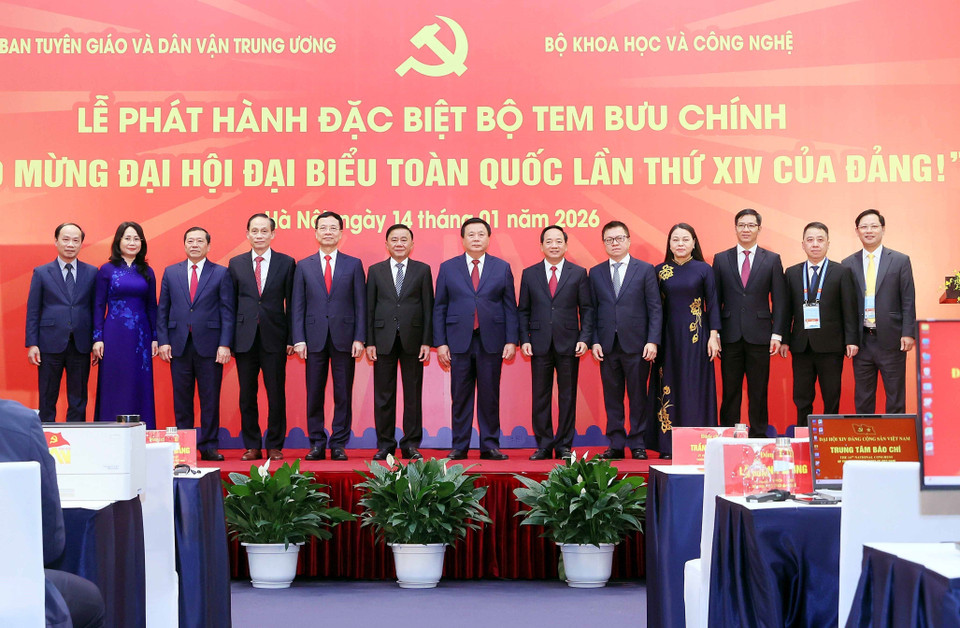 Delegates pose for a commemorative photo at the special release ceremony of the postage stamp set “Celebrating the 14th National Party Congress.” (Photo: An Dang - VNA)