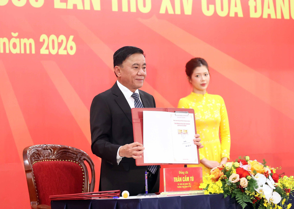 Politburo member and Standing Member of the Party Central Committee’s Secretariat Tran Cam Tu signs the special release of the postage stamp set. (Photo: An Dang - VNA)