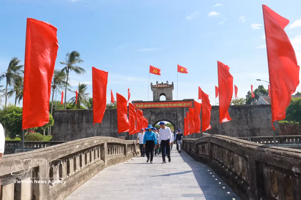 During peak periods, up to 3,000 people visit the Quang Tri Citadel each day to offer flowers and incense in memory of the fallen. (Photo: Tuong Vi/VNA)