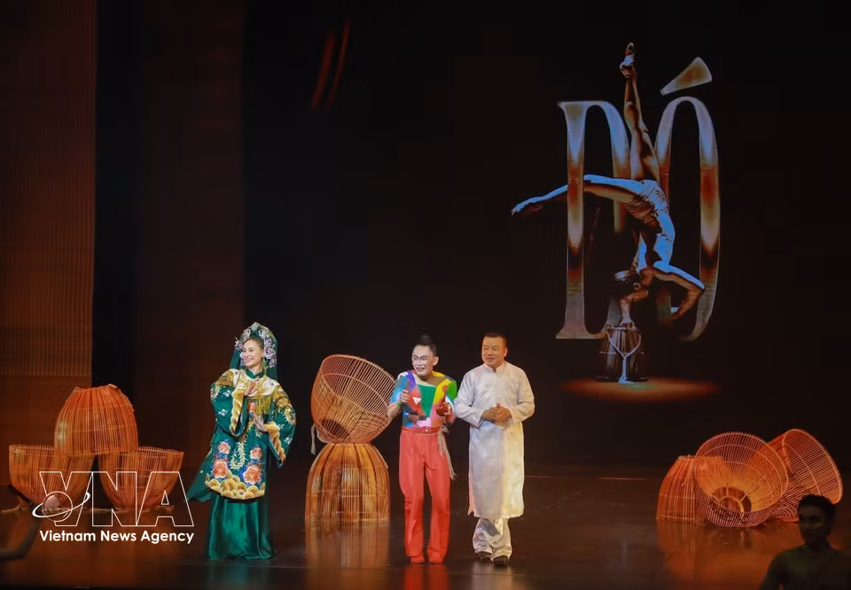 The contemporary ballet “Do” highlights the connection between Western technique and the simplicity of the Vietnamese spirit. (Photo: Khanh Hoa/VNA)