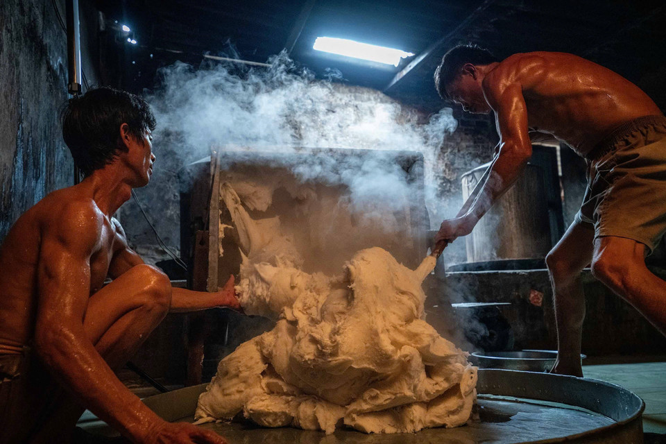 Banh hoi is a traditional Vietnamese rice noodle dish made from finely ground rice flour. Unlike flat rice sheets or thick noodles, banh hoi consists of extremely thin, delicate strands woven into small, soft mats. In the photo: The process of kneading the dough for making banh hoi. (Photo: Khanh Hoa - VNA)