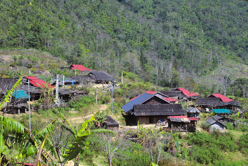 Due to traditional living practices and cultural customs, Mong people in Huoi Man choose locations on hilltops and at the foot of mountain ranges to build low, ground-level stilt houses with wooden plank walls. (Photo: Xuan Tien – VNA)