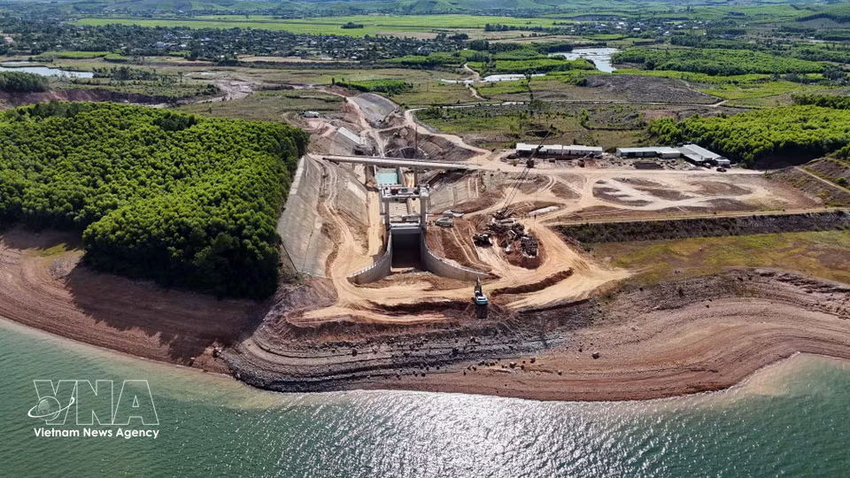 Ke Go Lake is undergoing renovation and upgrading under a project worth approximately 350 billion VND (13.2 million USD). (Photo: Huu Quyet - VNA)