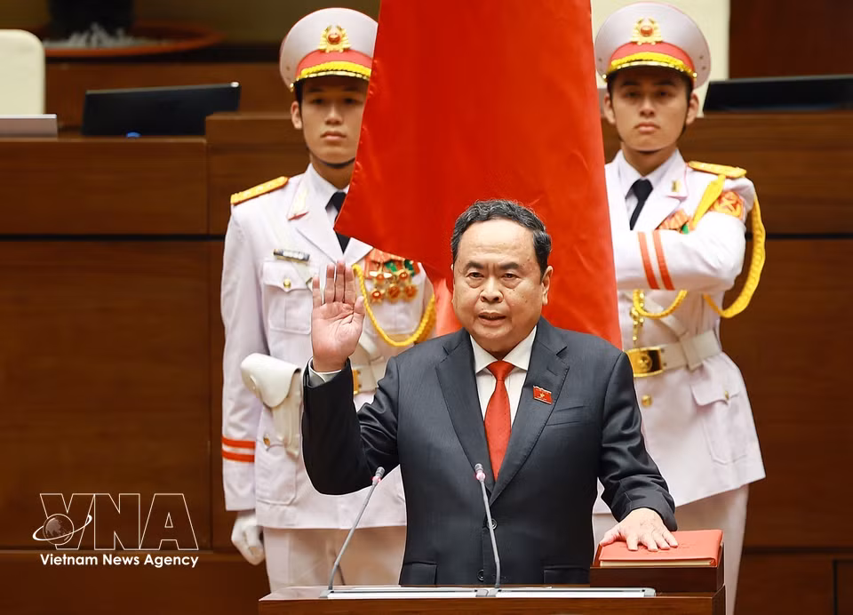 Tran Thanh Man, Chairman of the 16th National Assembly, takes the oath of office. (Photo: Duong Giang/VNA)