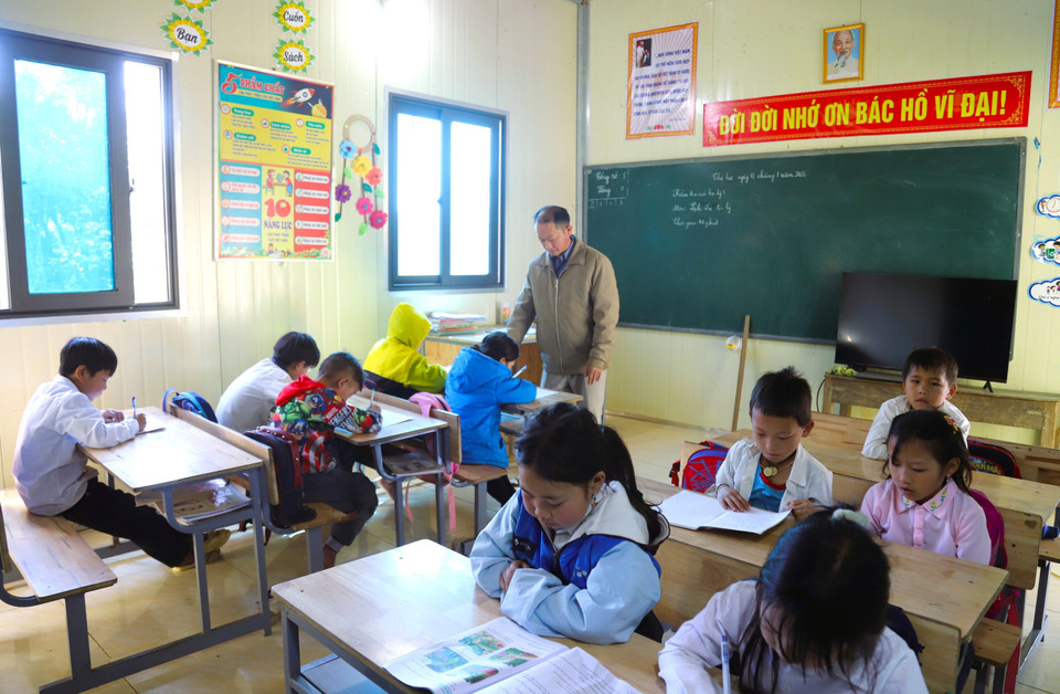 A teacher working in a remote area teaches a combined class at Nhon Mai semi-boarding primary school for ethnic minority students. (Photo: Xuan Tien – VNA)