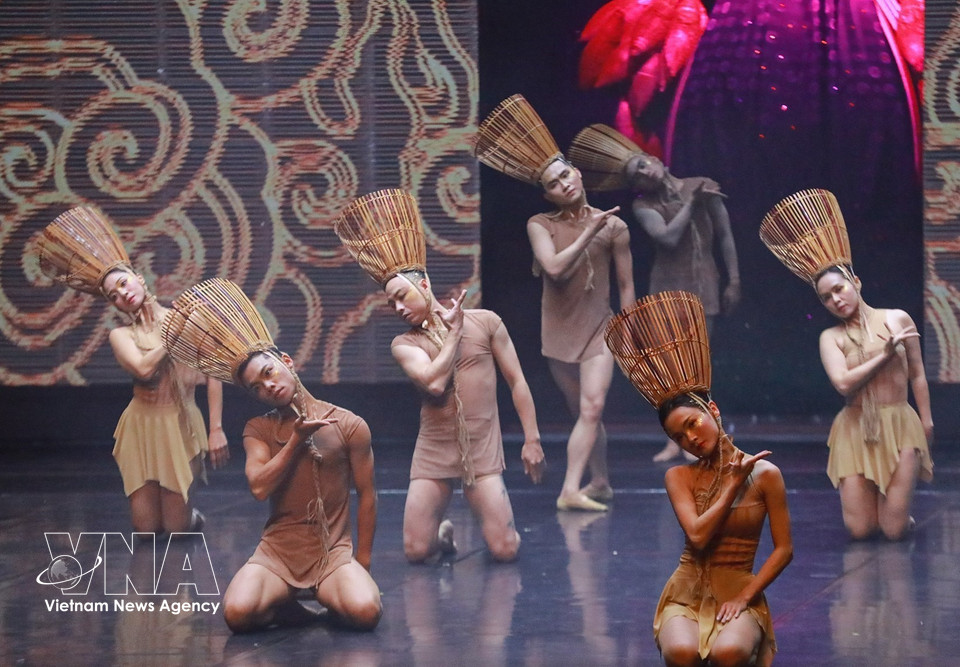 The contemporary ballet “Do” highlights the connection between Western technique and the simplicity of the Vietnamese spirit. (Photo: Khanh Hoa/VNA)