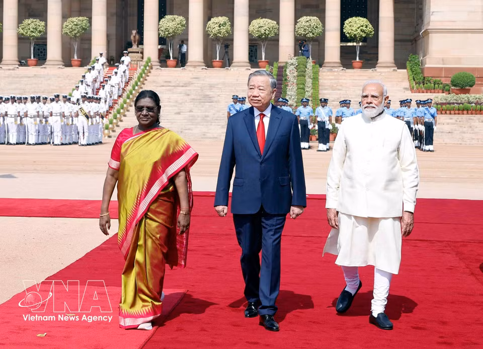 President Droupadi Murmu and Prime Minister Narendra Modi co-chair a welcome ceremony for Party General Secretary and State President To Lam on his State visit to the Republic of India. (Photo: Thong Nhat – VNA)