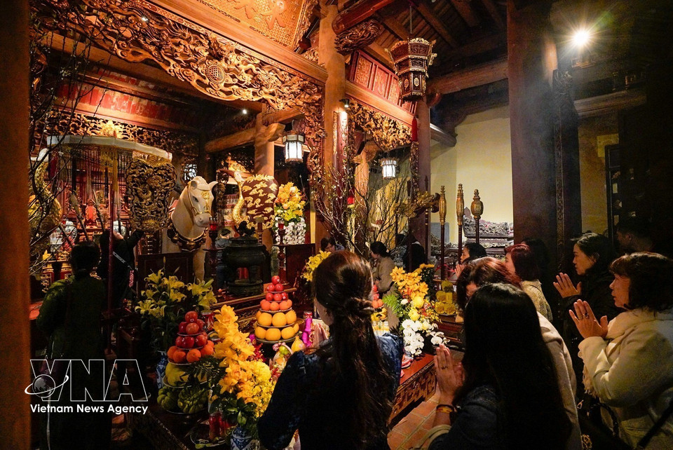 People visit Bach Ma Temple (Guardian of the East) during the Lunar New Year. (Photo: Khanh Hoa – VNA)