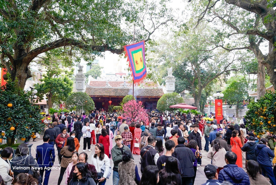 People visit Quan Thanh Temple (Guardian of the North) during the Lunar New Year. (Photo: Khanh Hoa – VNA)