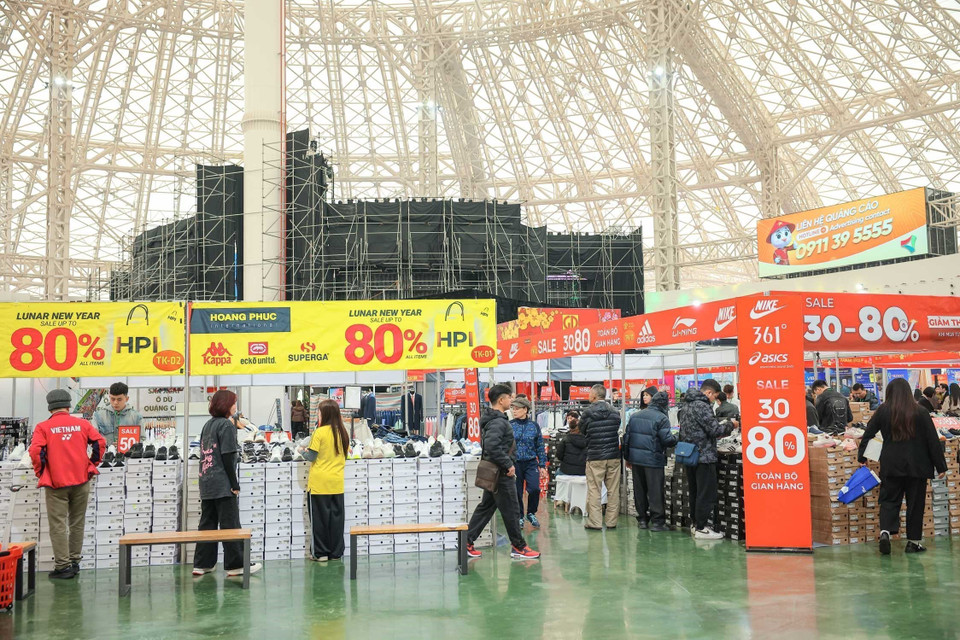Large numbers of people visit the first Spring Fair to shop ahead of the Lunar New Year (Tet) holiday. (Photo: Hoang Hieu – VNA)