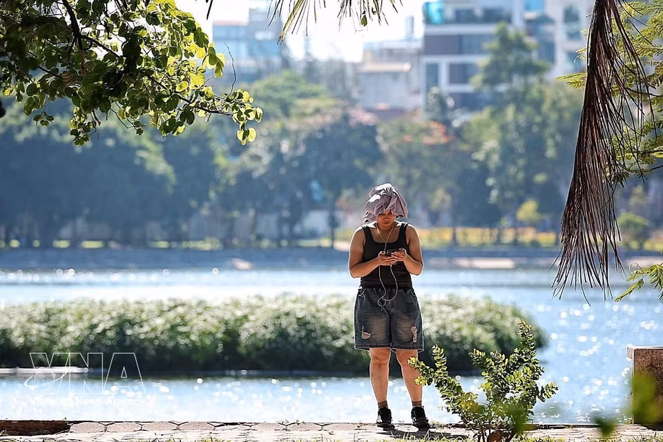 Blazing sunshine and soaring temperatures from early morning. (Photo: Pham Tuan Anh/VNA)