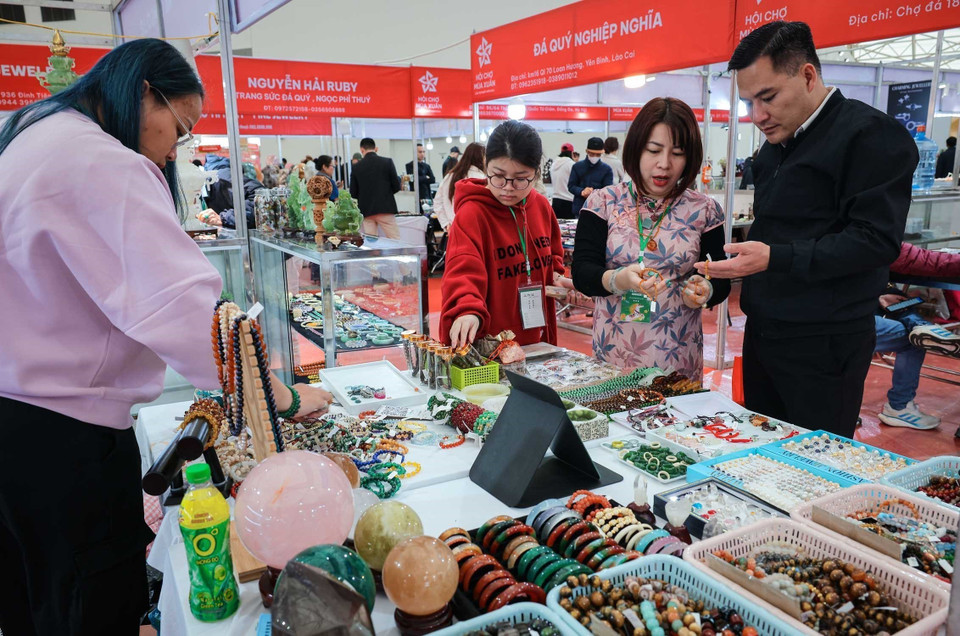 Enterprises introduce a wide range of gemstones and feng shui stones to meet public demand at Spring Fair 2026. (Photo: Hoang Hieu – VNA)
