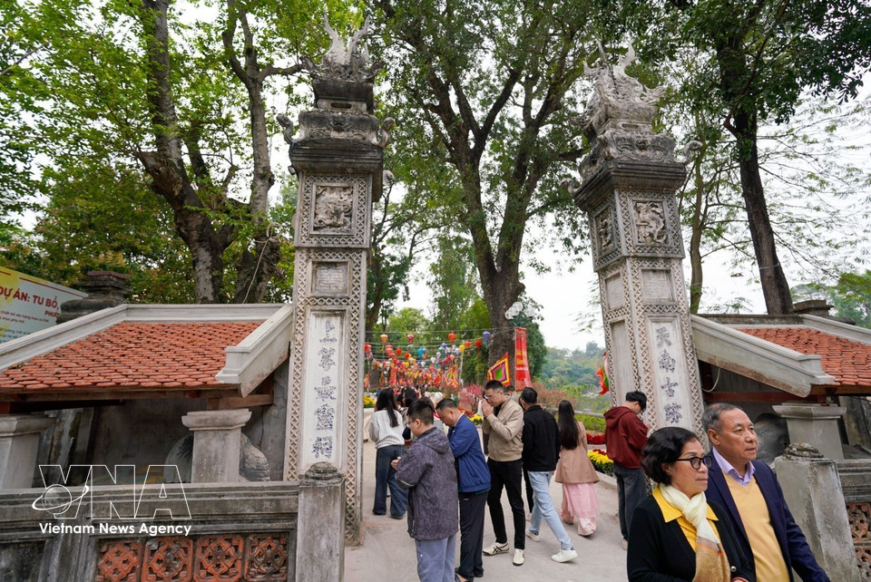 People visit Voi Phuc Temple (Guardian of the West) during the Lunar New Year. (Photo: Khanh Hoa – VNA)
