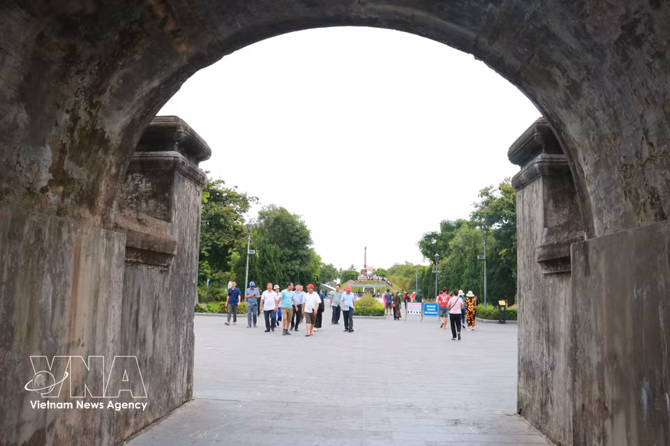 During peak periods, up to 3,000 people visit the Quang Tri Citadel each day to offer flowers and incense in memory of the fallen. (Photo: Tuong Vi/VNA)