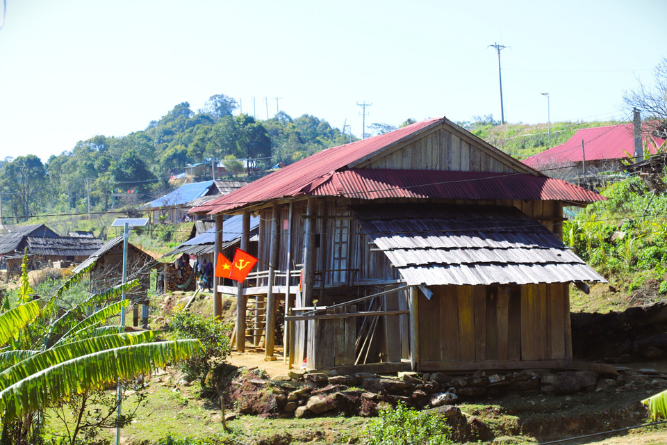 The communal house of Huoi Man village, located at the village centre, is the only structure built in the form of a two-storey stilt house. (Photo: Xuan Tien – VNA)